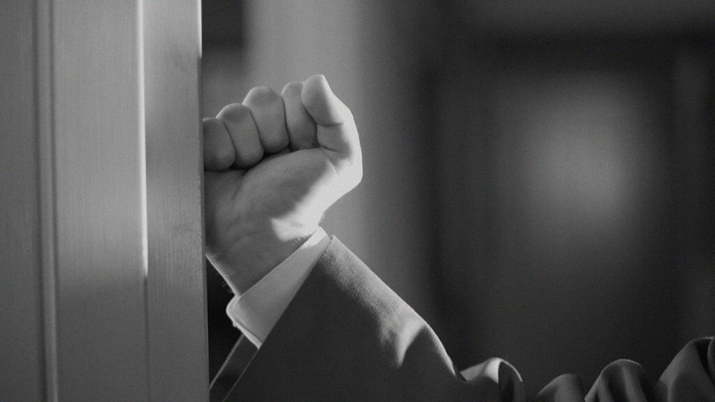 True Intern - A detective slams his fist into a wall.