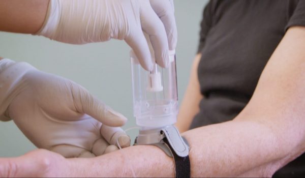 A medical professional uses Sofusa DoseConnect to administer a dose during a clinical trial.